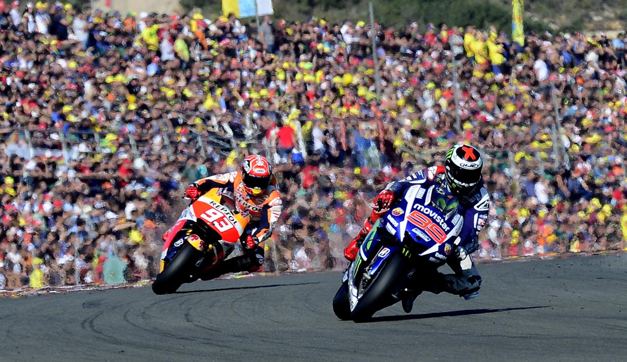 Jorge Lorenzo dibayangi Marc Marquez di seri terakhir MotoGP 2015 di Sirkuit Ricardo Tormo, Valencia, (8/11/2015). Jorge Lorenzo memastikan gelar juara dunia 2015 di sini. (AFP Photo/Jose Jordan)