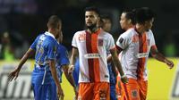 Pemain Pusamania Borneo FC, Diego Michiels, saat bertanding melawan Persib dalam leg kedua perempatfinal Piala Presiden 2015 di Stadion Si Jalak Harupat, Bandung, Sabtu (26/9/2015). (Bola.com/Arief Bagus)