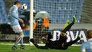 Pemain Celta Vigo, Iago Aspas, saat mencetak gol ke gawang Sevilla dalam leg kedua semifinal Copa del rey di Stadion Balaidos, Vigo, Spanyol, Jumat (12/2/2016) dinihari WIB. (AFP/Cesar Manso)