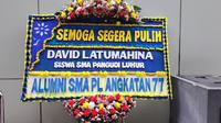 Alumni SMA Pangudi Luhur mengirimkan karangan bunga untuk Christalino David Ozora atau David (17) yang jadi korban penganiayaan anak pejabat pajak, Mario Dandy Satrio (20) (Lydia Fransisca/Merdeka.com)