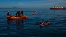 Latihan ini untuk memastikan tim SAR siap secara teknis dan psikologis menghadapi berbagai situasi darurat di perairan lepas pantai Banda Aceh. (CHAIDEER MAHYUDDIN/AFP)