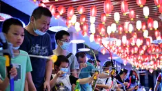 Sejumlah anak mencoba memanah dalam acara perayaan Festival Pertengahan Musim Gugur di Museum Hainan, Haikou, ibu kota Provinsi Hainan, China selatan (1/10/2020). (Xinhua/Guo Cheng)