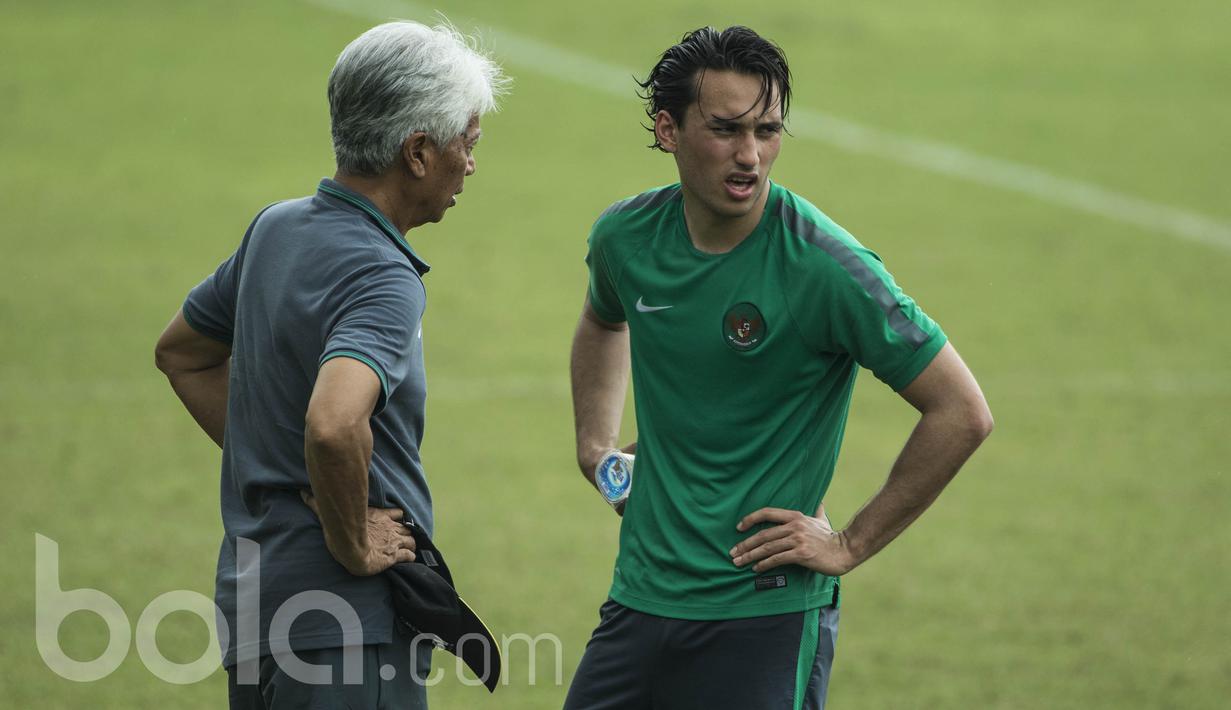 Direktur Teknik PSSI, Danurwindo, memberikan masukan kepada striker Timnas Indonesia U-22, Ezra Walian. Danurwindo sendiri dahulu merupakan pelatih Timnas Indonesia saat era Primavera pada tahun 90an. (Bola.com/Vitalis Yogi Trisna)
