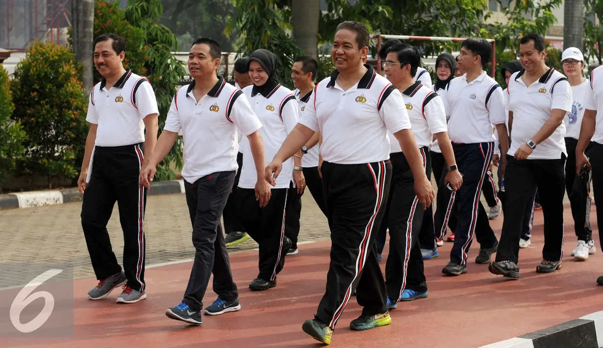 Kabareskrim Mabes Polri, Komjen Pol Anang Iskandar beserta jajaran melakukan jalansehat di Lapangan Bhayangkara, Jakarta, Jumat (6/11/2015). Hal ini bertujuan menjaga kebugaran dan menjalin suasana kekeluargaan. (Liputan6.com/Helmi Fithriansyah)