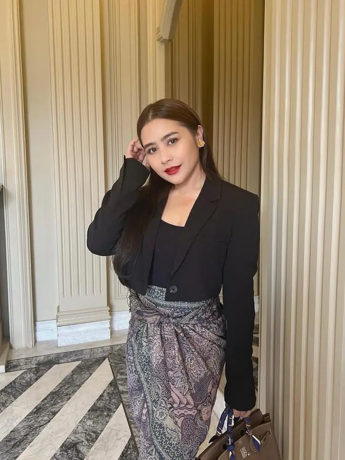 Gaya Prilly Latuconsina Jadi Dosen Praktisi di UGM, Tampil Bak Lady Boss dengan Setelan Blazer