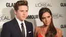 Victoria Beckham dan Brooklyn Beckham berpose saat menghadiri acara Glamour Women of the Year Awards 2015 di New York, Amerika Serikat, Selasa (10/11/2015). Victoria Beckham memenangkan nominasi Wanita bisnis. (AFP/Dimitrios Kambouris)