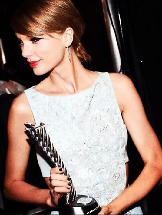 Taylor Alison Swift  (lahir 13 Desember 1989) adalah  penyanyi- penulis lagu dan aktris asal Amerika Serikat.  (via instagram@taylorswift/Bintang.com)