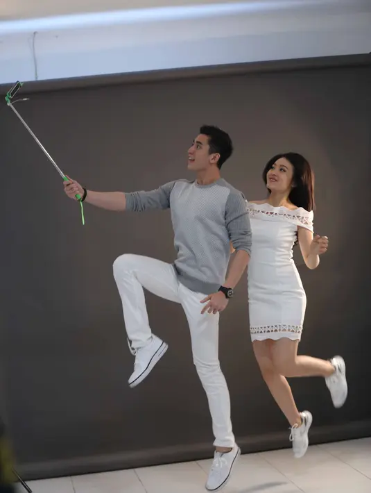 Verrell maupun Natasha sebelumnya telah menjelaskan bahwa mereka hanyalah sebatas teman dekat. Namun para penggemarnya masih saja penasaran dengan hubungan keduanya. Apalagi Natasha terlihat dekat dengan keluarga Verrel. (Nurwahyunan/Bintang.com)