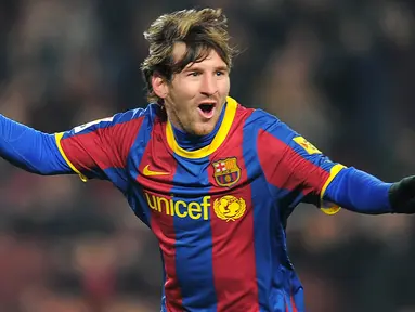 Bintang Barcelona, Lionel Messi, merayakan gol yang dicetaknya ke gawang Almeria pada laga semifinal Copa del Rey di Stadion Camp Nou, Barcelona, Rabu (26/1/2011). (AFP/Lluis Gene)