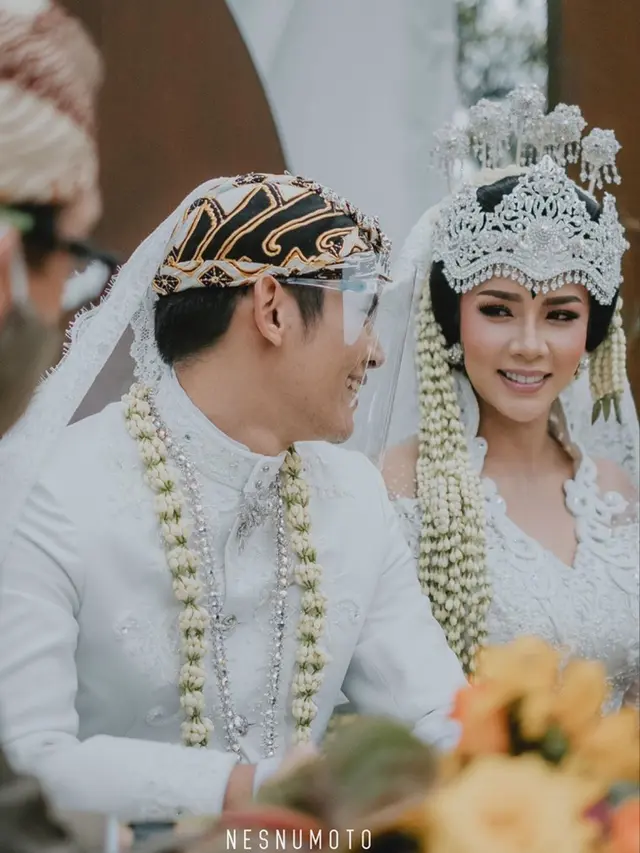 7 Detail Pernikahan Dea Rizkita Berkonsep Adat Sunda dan Modern, Curi Perhatian
