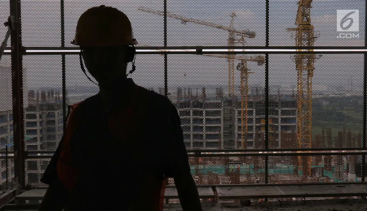 Pekerja menyelesaikan pembangunan Apartemen Meikarta di Cikarang, Kabupaten Bekasi, Jawa Barat, Jumat (12/4). Sejak diluncurkan 17 Agustus 2017 lalu, Meikarta secara cepat melakukan pembangunan  yang saat ini sudah sampai lantai 20 dari total 30 lantai. (Liputan6.com/Johan Tallo)