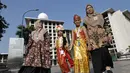 Para pembawa bunga dengan pakaian adat terlihat di Masjid Istiqlal menjelang kedatangan Paus Fransiskus untuk pertemuan antaragama dengan para pemimpin agama, di Jakarta, Kamis (5/9/2024). (Yasuyoshi CHIBA / POOL / AFP)