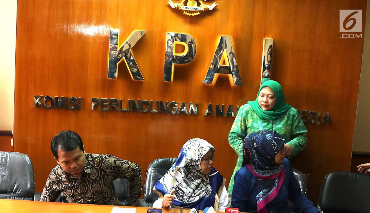 Komisi Perlindungan Anak Indonesia (KPAI), Susanto (kiri) usai memberikan keterangan terkait kasus “Sembako Maut” di Jakarta, Jumat (4/5). (Liputan6.com/Immanuel Antonius)