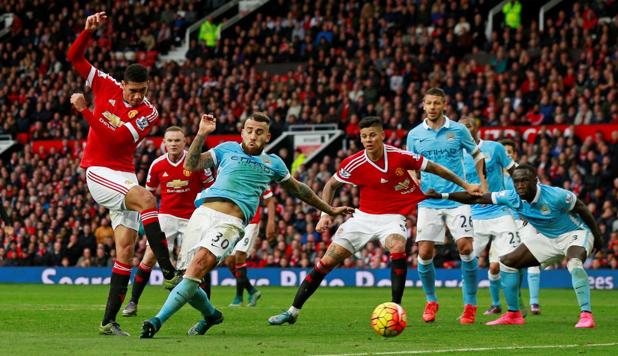 Pemain Manchester United, Chris Smalling, mencoba menembak bola ke gawang Manchester City, Minggu (25/10/2015). (Action Images via Reuters/Jason Cairnduff)