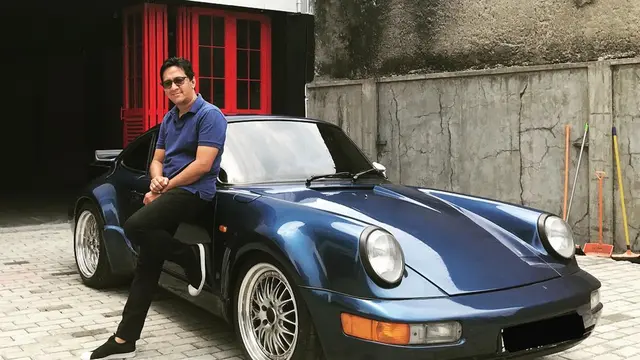 Gaya Andre Taulany Bersama Mobil Mewah