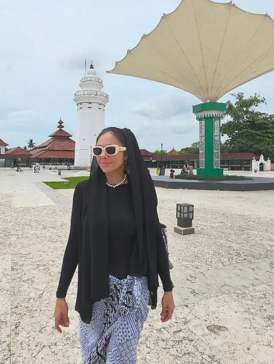 Wulan Guritno berada di Serang, Banten untuk syuting film terbarunya. Berada di area masjid, Wulan pun tentu tampil tertutup. Ia tampil serba hitam. [@wulanguritno]