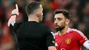 Sang kapten harus mendapatkan kartu merah langsung dari wasit Chris Kavanagh karena melakukan pelanggaran keras terhadap James Maddison. (AFP/Paul Ellis)