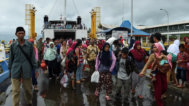 Ribuan Pengungsi Tsunami dari Pulau Sebesi Dievakuasi