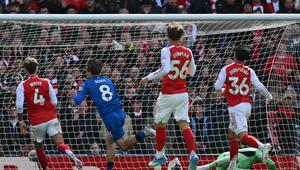Selebrasi Alex Scott usai mencetak gol kedua Bournemouth ke gawang Arsenal dalam laga Premier League di Emirates Stadium, London, 11 April 2026. (Gyln Klark/AFP)
