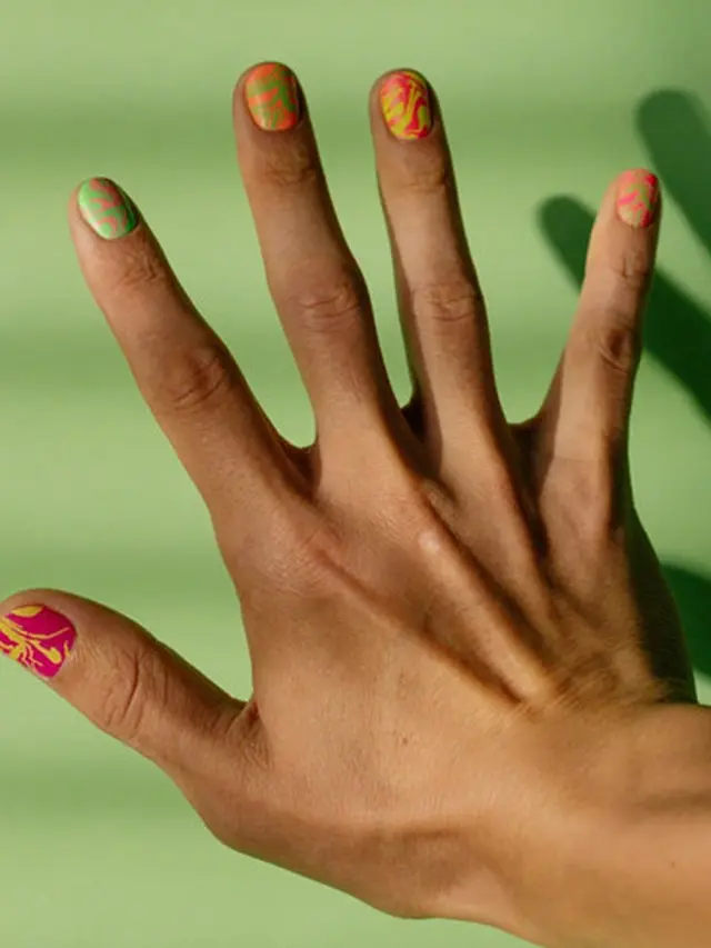 Desain Nail Art Dengan Detail Mewah