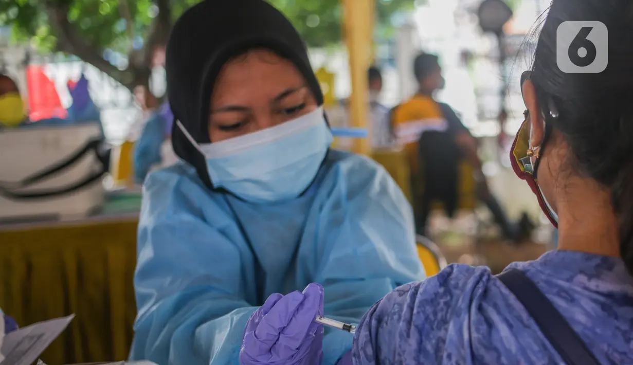 Petugas medis menyuntikkan vaksin Covid-19 pada warga dalam program vaksinasi massal Covid-19 di PMI Kota Bekasi, Jawa Barat, Sabtu (21/08/2021). PMI Kota Bekasi bekerjasama dengan Puskesmas Marga Jaya melaksanakan vaksinasi Covid-19 secara massal untuk 2000 peserta. (Liputan6.com/Herman Zakharia)