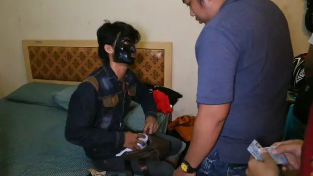 Demi menutupi biodatanya, pasangan mesum memakai topeng. (Foto: Liputan6.com/Polres Kebumen/Muhamad Ridlo)