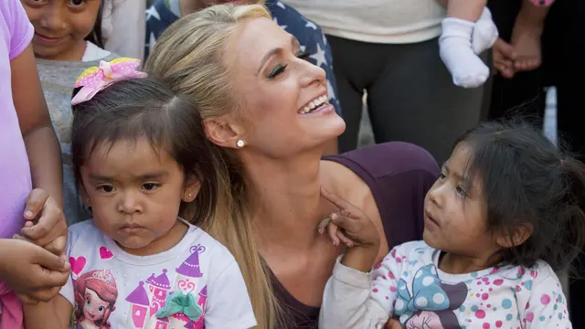 Gaya Paris Hilton Jenguk Korban Gempa Meksiko