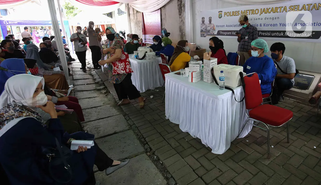 Suasana pelaksanaan vaksinasi COVID-19 di kawasan Pancoran, Jakarta (29/3/2022). Pemprov DKI Jakarta akan meningkatkan sentra vaksinasi jelang Ramadhan, hal itu dilakukan untuk meningkatkan percepatan vaksinasi booster sebagai syarat mudik 2022.(Liputan6.com/Herman Zakharia)
