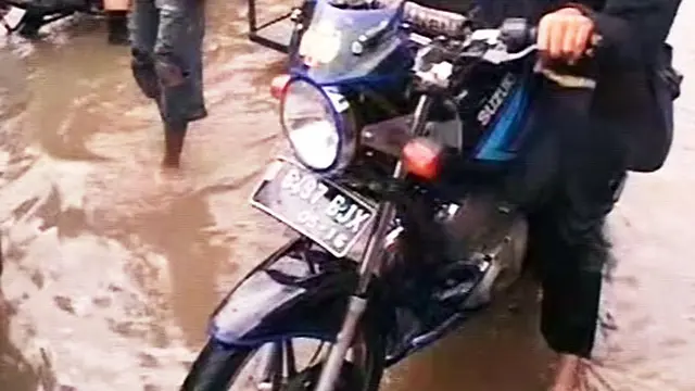 Joglo Banjir, Warga Sewakan Gerobak Rp 20 Ribu per Motor