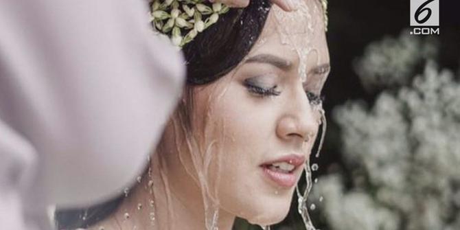 VIDEO: Gaun Pernikahan Raisa Ternyata Rancangan Desainer Internasional