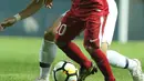 Pemain sayap timnas Indonesia U-23, Riko Simanjuntak (depan) mencoba melewati adangan pemain Korea Selatan U-23 pada laga persahabatan di Stadion Pakansari, Kab Bogor, Sabtu (23/6). Indonesia U-23 kalah 1-2. (Liputan6.com/Helmi Fithriansyah)