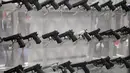 Sejumlah pistol dipamerkan di Kay Bailey Hutchison Convention Center selama konvensi tahunan NRA, Texas (6/5). Pameran ini menampilkan senjata canggih mulai dari yang ringan hingga kelas berat yang dipakai untuk militer. (AFP/Loren Elliot)