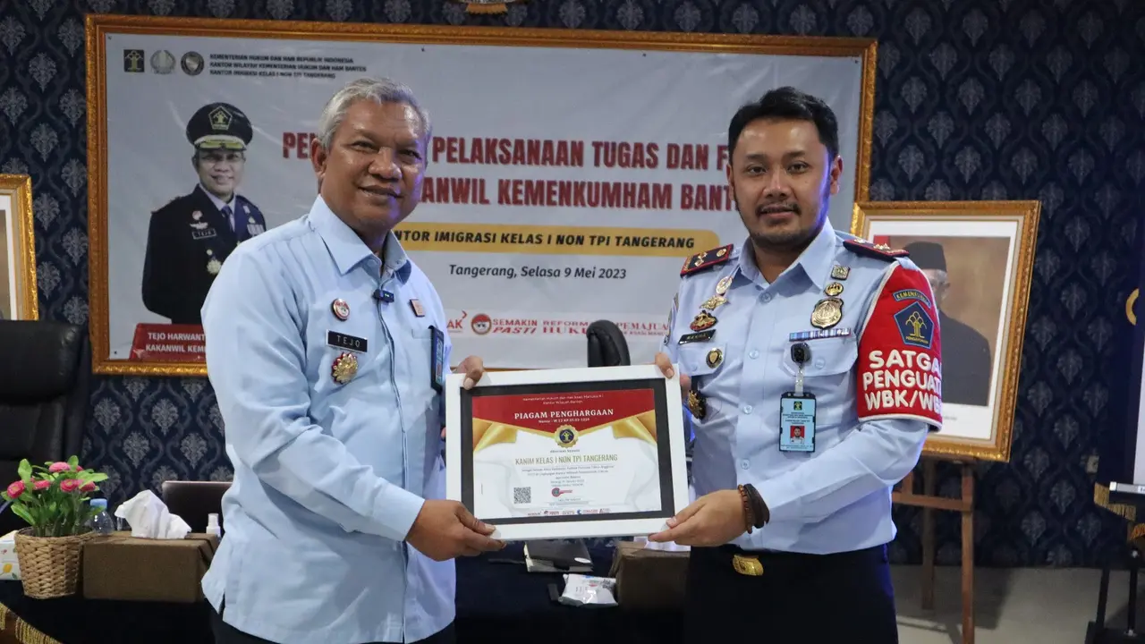 Kepala Kantor Wilayah Kementerian Hukum dan HAM Banten, Tejo Harwanto, memberikan piagam penghargaan .
