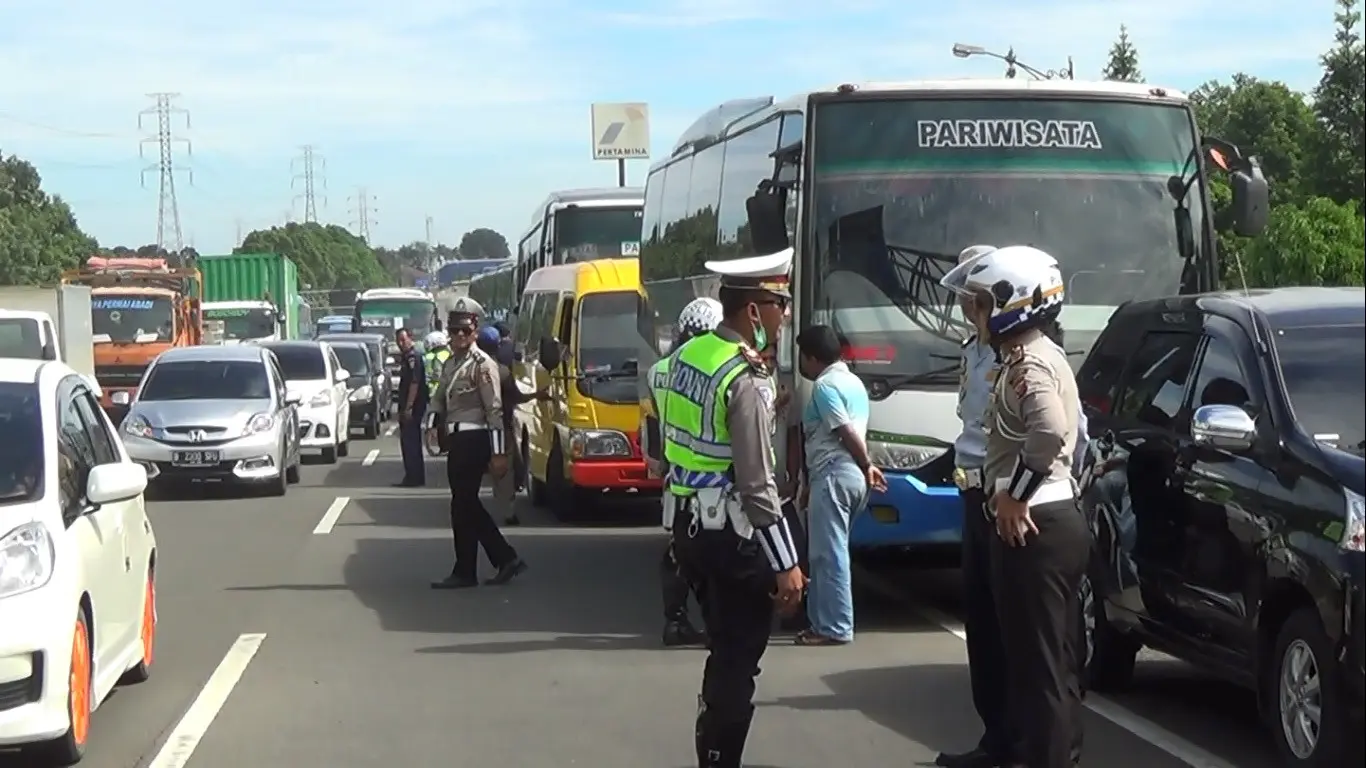 Razia bus wisata di Puncak, Bogor (Liputan6.com/Achmad Sudarno)