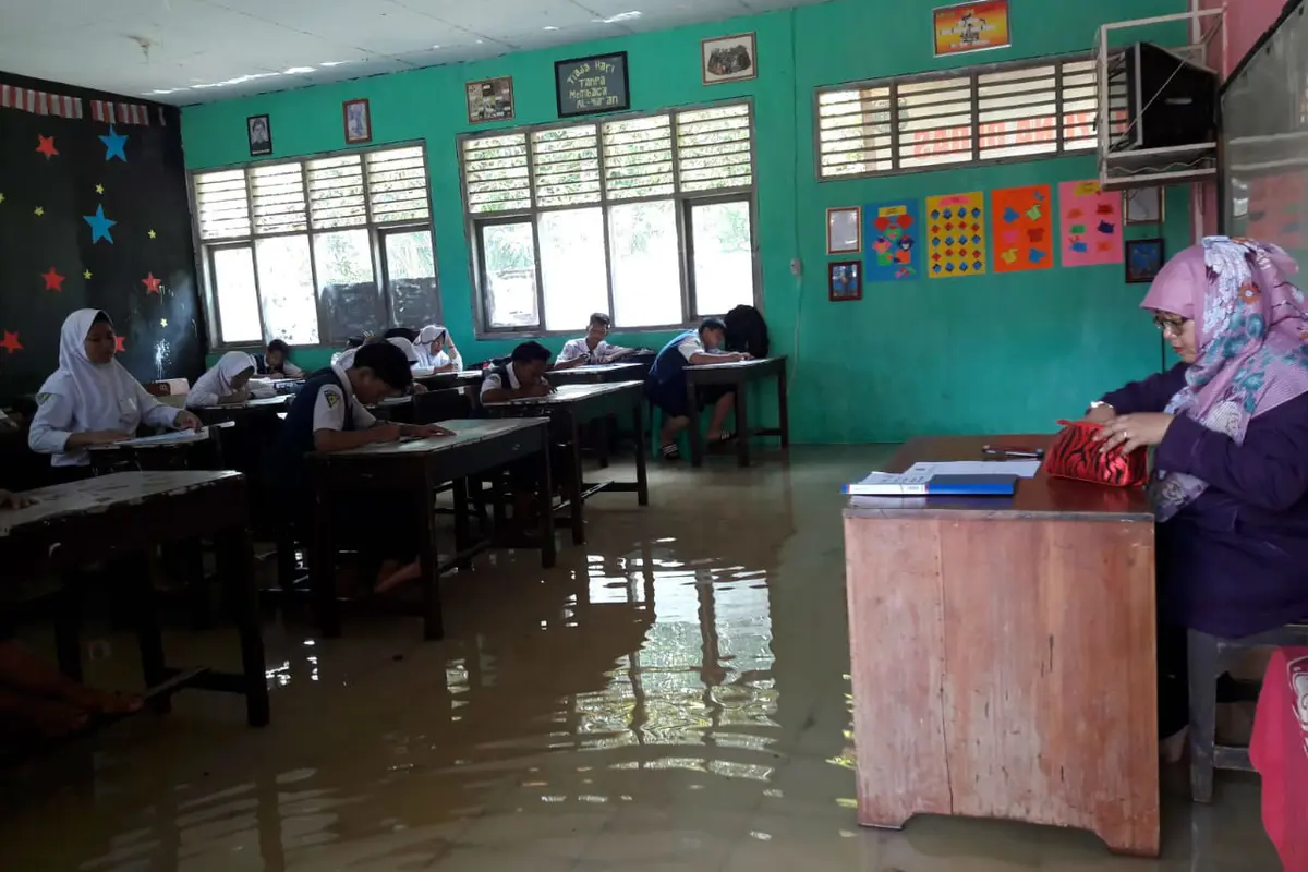 Banjir Indramayu Meluas, Siswa SMP Tetap Ikut USBN