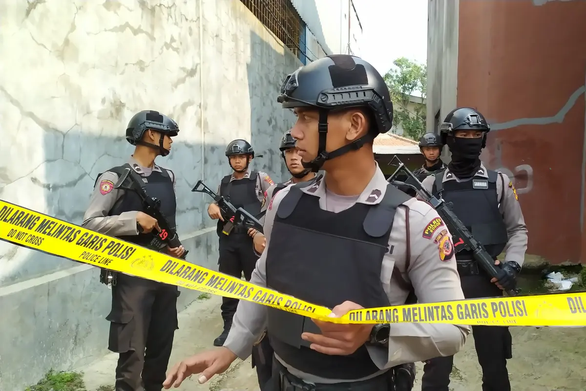 Densus 88 Antiteror Mabes Polri menggelar olah TKP di rumah terduga teroris E di Cibinong, Bogor, Sabtu (18/5/2019).