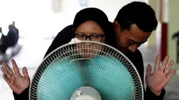 Calon pengemudi ojek online berdiri di depan kipas angin saat mengikuti tes bau badan di sebuah tempat parkir bawah tanah di Jakarta, 9 Januari 2016. Uji bau badan ini dilakukan demi meningkatkan kualitas pelayanan. (REUTERS/Garry Lotulung)