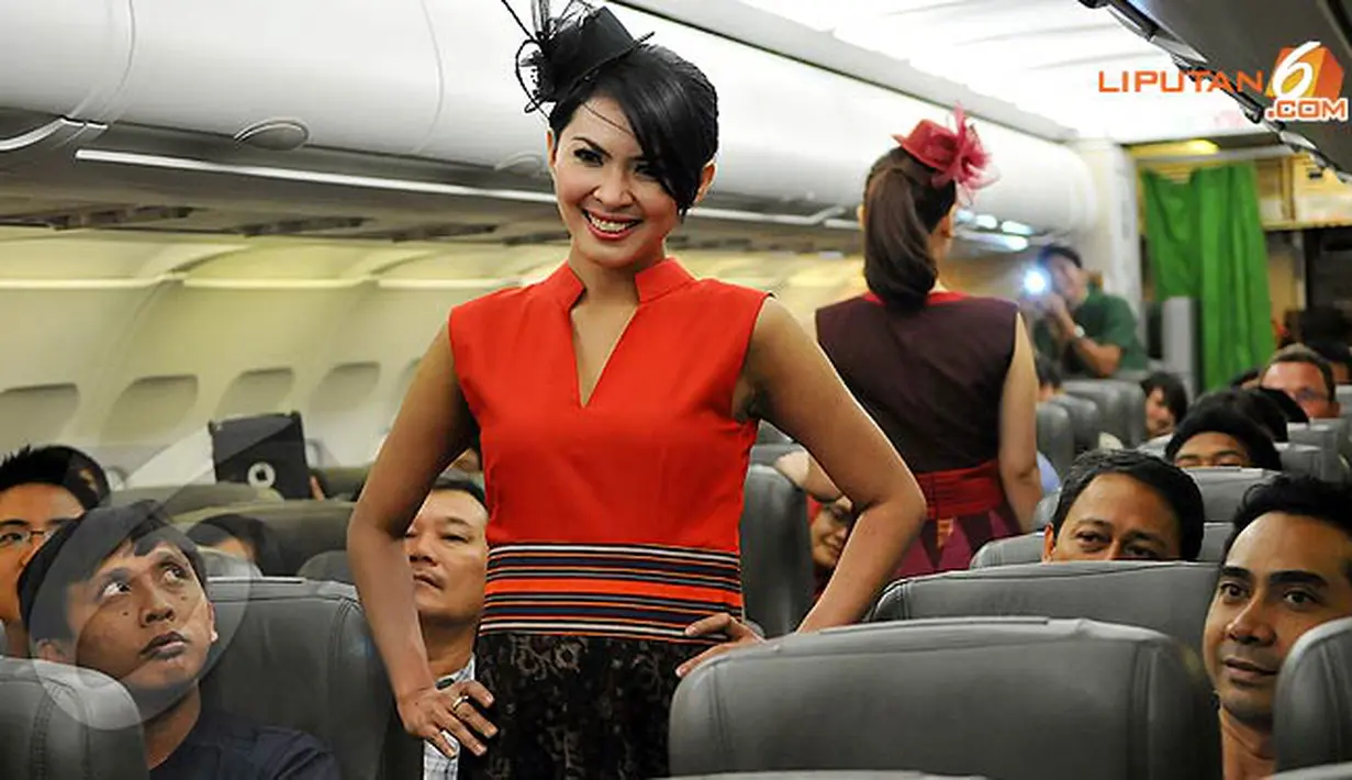 Mahija, butik yang fokus pada kain-kain nusantara, mempersembahkan beragam model baju di ketinggian lebih dari 30,000 kaki maskapai Citilink tujuan Bali - Jakarta. (Liputan6.com/Danu Baharuddin)