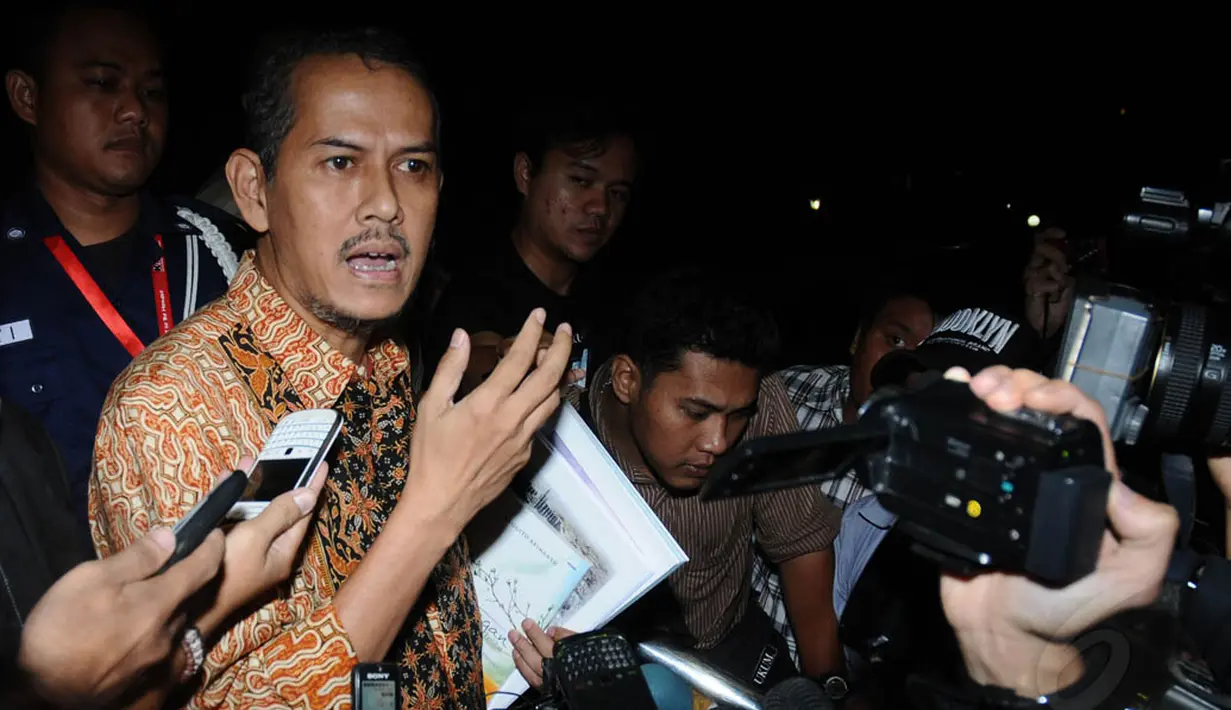 Wakil Ketua KPK, Adnan Pandu Praja, pada Rabu (28/5/14), menyatakan Anggito Abimanyu diduga turut melakukan pelanggaran dalam kasus haji dan bisa ditetapkan sebagai tersangka selanjutnya. (Liputan6.com/Helmi Fithriansyah)