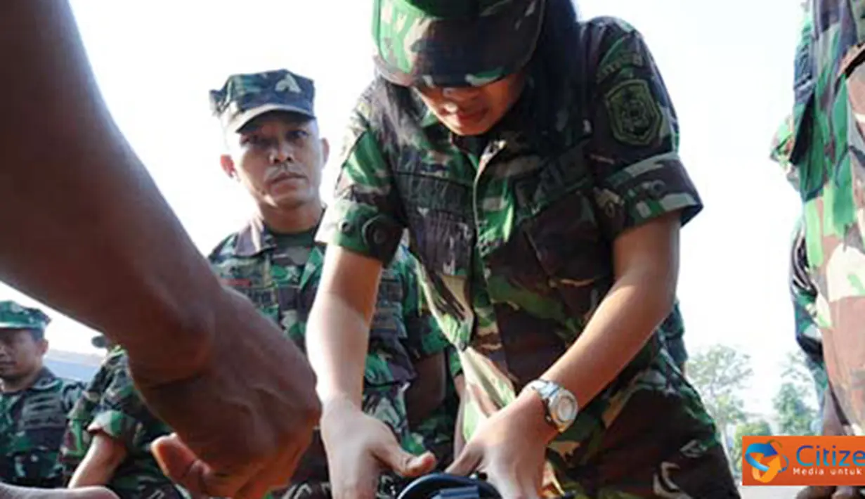 Citizen6, Surabaya: Personel Kowal Kobangdikal ambil bagian pada Binlat Bongkar Pasang senjata laras panjang SS-1 buatan Pindad Indonesia di  Lapangan RE. Martadinata, Kesatrian bumimoro, Surabaya. (Pengirim: Penkobangdikal).