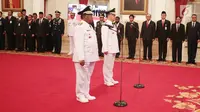 Rohidin Mersyah (kanan) dan Wan Thamrin Hasyim saat dilantik menjadi Gubernur Bengkulu dan Gubernur Riau di Istana Negara, Jakarta Pusat, Senin (10/12). (Liputan6.com/Angga Yuniar)