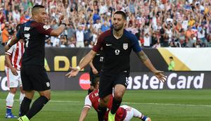 Clint Dempsey mencetak gol tunggal kemenangan AS atas Paraguay dalam laga Grup A Copa America Centenario 2016 di Stadion Lincoln Financial Field, Philadelphia, AS, Minggu (12/6/2016) WIB. (AFP/Don Emmert)