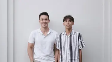 Andrew White dan Jason, kerap mengabadikan momen bersama dalam media sosial Instagram. Ayah dan anak ini terlihat selalu kompak dan bahkan disebut bak kakak beradik oleh para netizen di media sosial Instagram. Keduanya pun kerap tampil stylish dengan gaya kekinian. (Liputan6.com/IG/@andrew.white._)