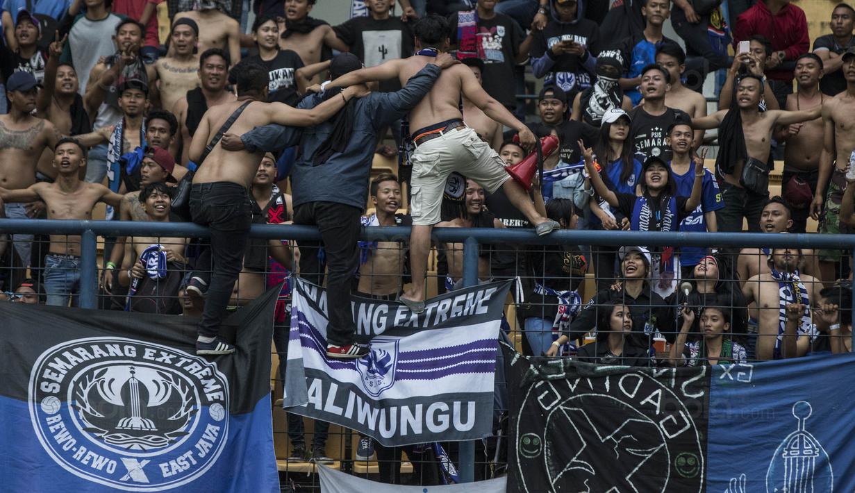 Suporter PSIS memberikan dukungan saat melawan Martapura FC pada laga perebutan tempat ketiga Liga 2 di Stadion GBLA, Bandung, Selasa (28/11/2017). PSIS menang 6-4 atas Martapura FC. (Bola.com/Vitalis Yogi Trisna)