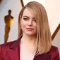 Aktris Emma Stone berpose saat tiba menghadiri acara Piala Oscar 2018 di Dolby Theatre di Los Angeles, AS (4/3). Emma Stone tampil cantik dengan busana berwarna merah hati. (Photo by Jordan Strauss/Invision/AP)