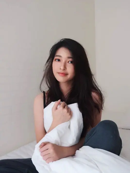 Rambut digerai seperti baru bangun tidur, Thefani Cindy tetap terlihat cantik. (Liputan6.com/IG/cindythefannie)
