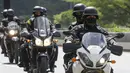 Sejumlah polisi bersepeda motor berpatroli dalam operasi penangkapan Oscar Perez di Caracas, Venezuela, Senin (15/1). Belum diketahui apakah Oscar Perez termasuk yang tewas saat operasi berlangsung. (AFP PHOTO/JUAN BARRETO)