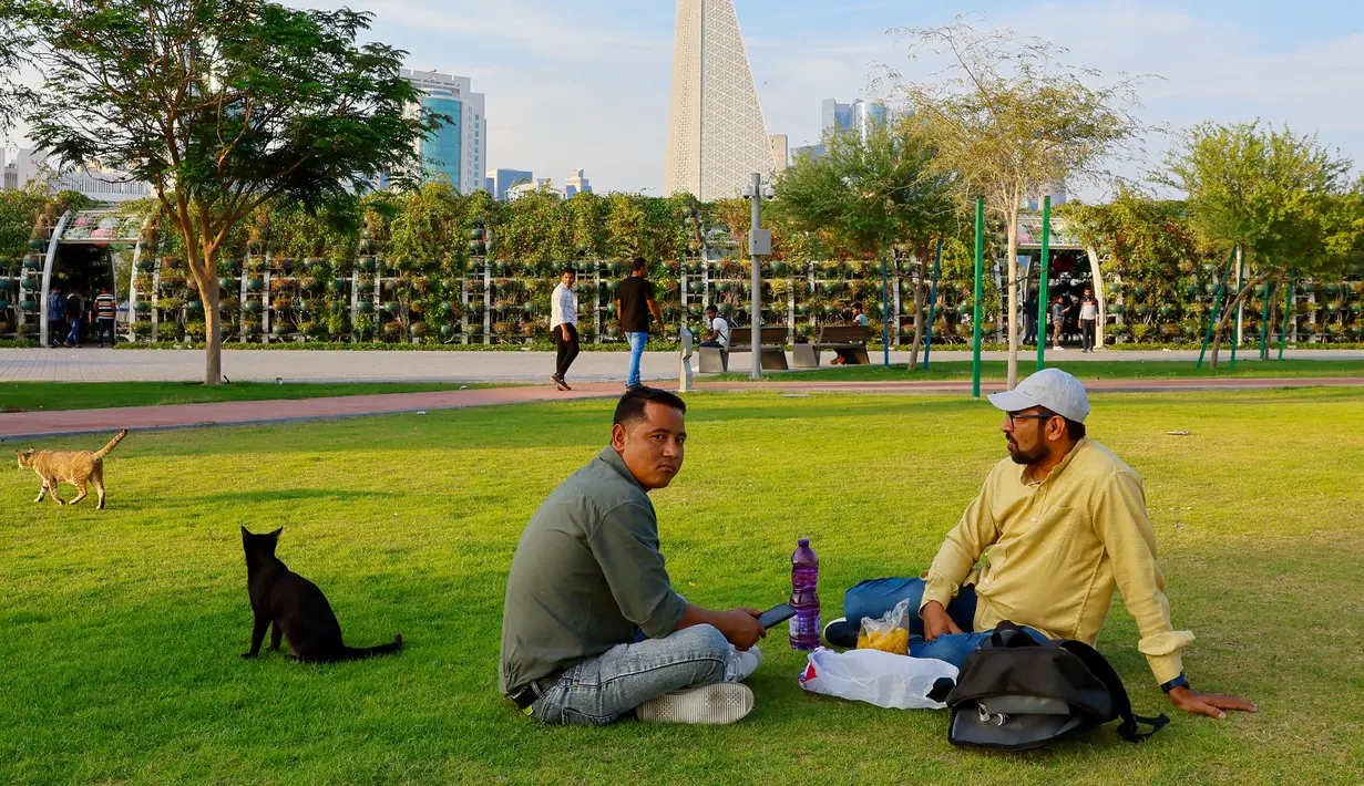 Doha Corniche adalah suatu area umum di tepi laut yang dibuat untuk pejalan kaki sepanjang tujuh kilometer di teluk Doha, di Ibu kota negara Qatar, Doha. (AFP/Karim Jaafar)