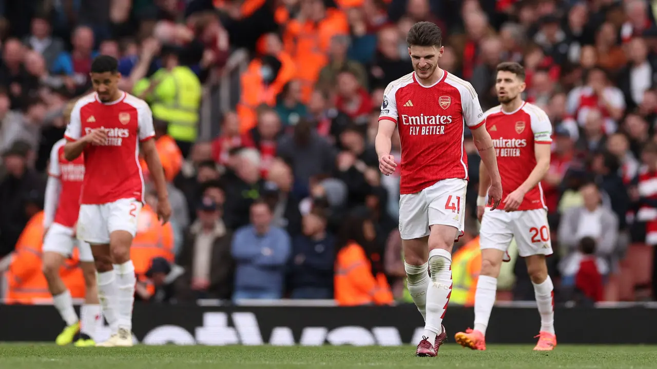 Foto: Kebobolan Dua Gol dalam 3 Menit dari Aston Villa, Arsenal Relakan Man City Pimpin Balapan Menuju Gelar Liga Inggris