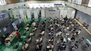 Orang-orang menunggu untuk dipantau kemungkinan efek samping setelah menerima vaksin virus corona COVID-19 Pfizer-BioNTech di pusat vaksinasi di Seoul, Korea Selatan, Kamis (5/8/2021). Korea Selatan berjuang untuk menjinakkan gelombang infeksi keempat virus corona COVID-19. (AP Photo/Ahn Young-joon)